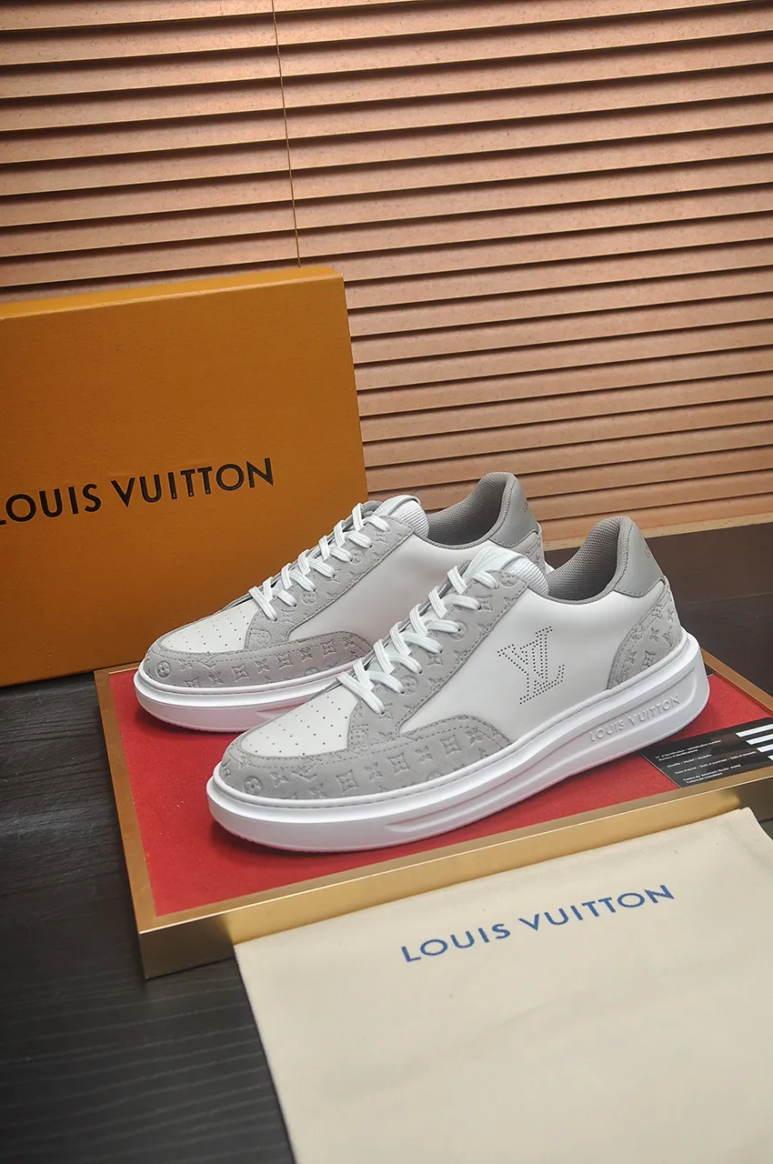 Men's men's shoes 💰640💶Original development, quality shipping, welcome to compare - LV sneaker series sports shoes introduce the loose silhouette of the ready-to-wear series into the spring and summer men's wear shows and make an eye-catching appearance. The cow leather upper is combined with rough fabric laces, and colorful beading highlights the brand's classic elements. LV letters mark the tongue and Monogram floral outsole. Mixed materials Made of top-grain cowhide, thick shoelace design, large Monogram print on the side, mesh lining and cotton feet, the comfort is as extreme as ever, premium heritage, quality first, worth owning! Size: Men’s 38-45 (45 is custom-made and cannot be returned or exchanged)